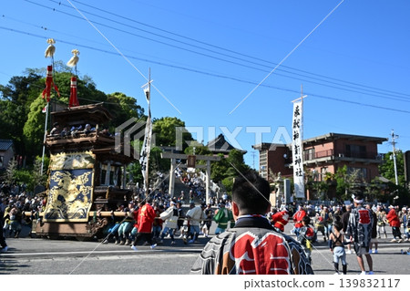 Parade in front of the Kanzaki Shrine at the Kamezaki Shiohi Festival, Aichi Prefecture Parade in front of the Kanzaki Shrine at the Kamezaki Shiohi Festival, Aichi Prefecture 139832117