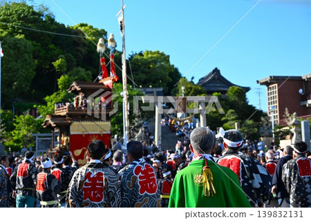 愛知縣龜崎岬火祭期間，在神崎神社前舉行的遊行 139832131