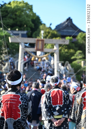 愛知縣龜崎岬火祭期間,在神崎神社前舉行的遊行 愛知縣龜崎岬火祭期間,在神崎神社前舉行的遊行 139832132