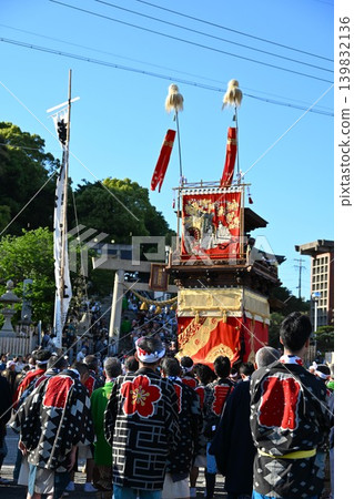 Parade in front of the Kanzaki Shrine at the Kamezaki Shiohi Festival, Aichi Prefecture Parade in front of the Kanzaki Shrine at the Kamezaki Shiohi Festival, Aichi Prefecture 139832136