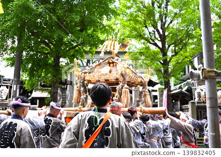 東京鐵保頭稻荷神社一年一度祭典的場景 東京鐵保頭稻荷神社一年一度祭典的場景 139832405