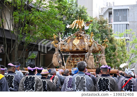 東京鐵保頭稻荷神社一年一度祭典的場景 139832408