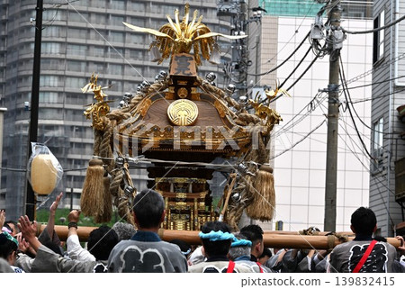 東京鐵保頭稻荷神社一年一度祭典的場景 東京鐵保頭稻荷神社一年一度祭典的場景 139832415
