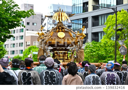 東京鐵保頭稻荷神社一年一度祭典的場景 東京鐵保頭稻荷神社一年一度祭典的場景 139832416