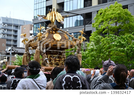 東京鐵保頭稻荷神社一年一度祭典的場景 東京鐵保頭稻荷神社一年一度祭典的場景 139832417