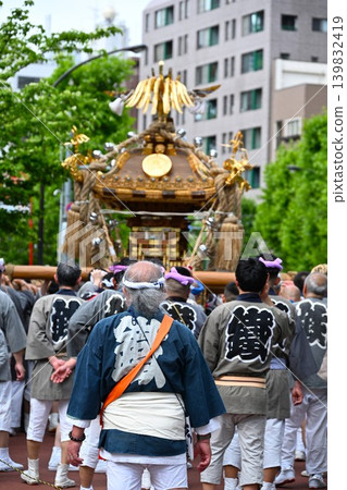 東京鐵保頭稻荷神社一年一度祭典的場景 139832419