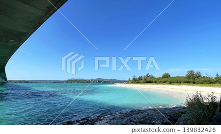 沖繩縣北部古利島:古利橋和山原碧綠海的壯麗景色。 沖繩縣北部古利島:古利橋和山原碧綠海的壯麗景色。 139832428
