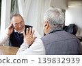 一位戴著助聽器的日本老人正在交談。 139832939