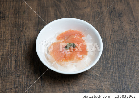 洋蔥和鮭魚醃料 洋蔥和鮭魚醃料 139832962