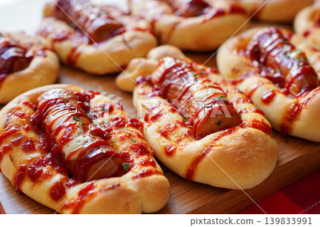 A classic savory bread (prepared bread): juicy sausage bread. 139833991