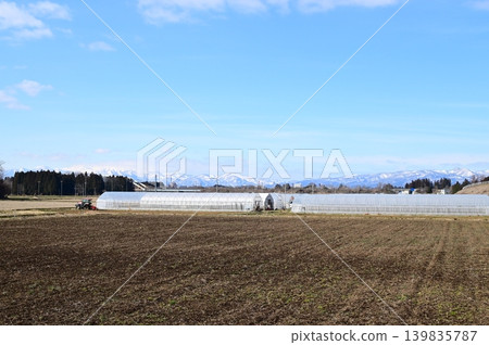 Rice paddies and seedling greenhouses awaiting spring farming (Hanamaki City, Iwate Prefecture) Rice paddies and seedling greenhouses awaiting spring farming (Hanamaki City, Iwate Prefecture) 139835787