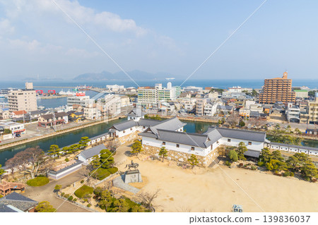 愛媛郡今治市的冬天:今治城,日本百座名城之一,以及從天守閣看到的景色。 愛媛郡今治市的冬天:今治城,日本百座名城之一,以及從天守閣看到的景色。 139836037