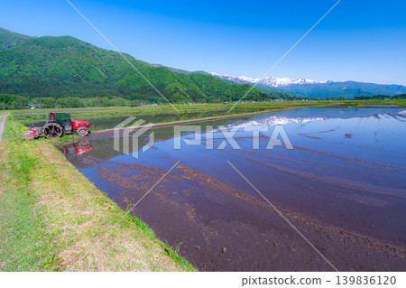 [Early Summer Scenery] Fresh Greenery in Hakuba Village - Tractors and Rural Landscapes [Nagano Prefecture] 139836120