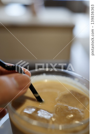 冰鎮咖啡歐蕾。一種配上黑色吸管的冷飲。經典的夏日冰飲。 冰鎮咖啡歐蕾。一種配上黑色吸管的冷飲。經典的夏日冰飲。 139836363