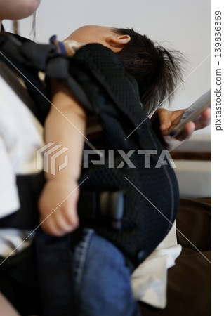 嬰兒睡在嬰兒背帶裡。嬰兒照護:睡在媽媽的懷裡。 嬰兒睡在嬰兒背帶裡。嬰兒照護:睡在媽媽的懷裡。 139836369