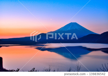 從本棲湖眺望黎明時的富士山 從本棲湖眺望黎明時的富士山 139836542