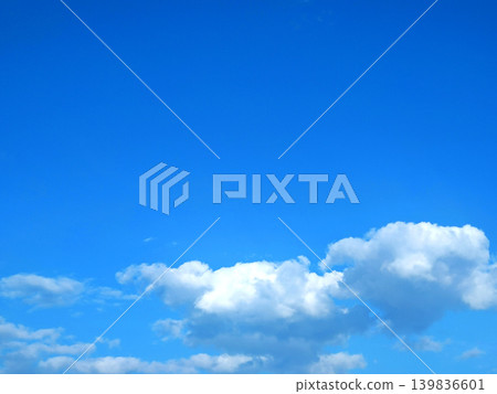 藍天白雲,清爽的夏日天空 藍天白雲,清爽的夏日天空 139836601