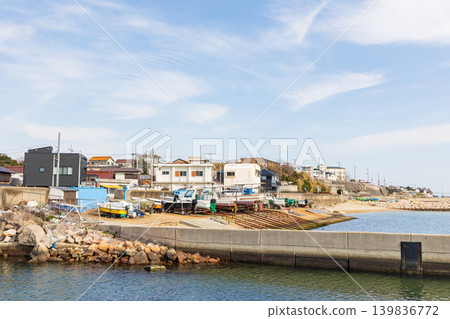 Fishing boats lined up at Fujie Port (Akashi City, Hyogo Prefecture) Fishing boats lined up at Fujie Port (Akashi City, Hyogo Prefecture) 139836772