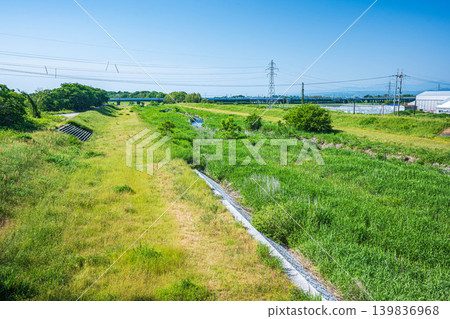 清澈的奇奈川流經琵琶湖鄉村地區，位於滋賀縣高島市牧野町。 139836968