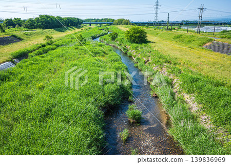 清澈的奇奈川流經琵琶湖鄉村地區，位於滋賀縣高島市牧野町。 139836969