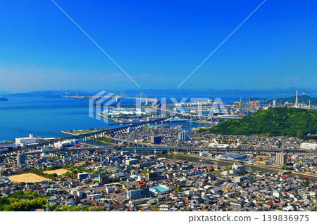 [香川縣]從晴朗的青野山展望台看到的瀨戶大橋（全景） 139836975
