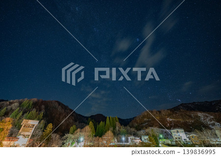 奧田岷－夜晚的山村，繁星點點的冬日夜空（新潟縣） 139836995