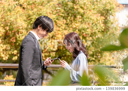 一對年輕男女在初次見面和第一次約會時互致問候。 一對年輕男女在初次見面和第一次約會時互致問候。 139836999