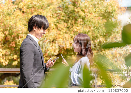 一對年輕男女在初次見面和第一次約會時互致問候。 139837000