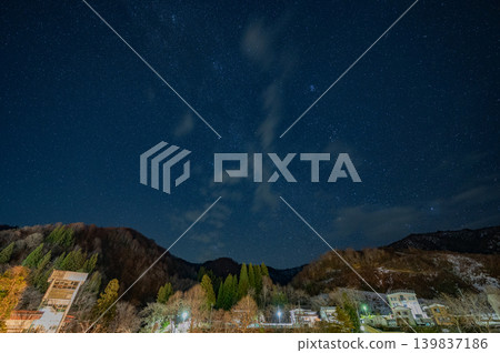 Okutadami: A gorge at night and a starry winter sky (Niigata Prefecture) 139837186