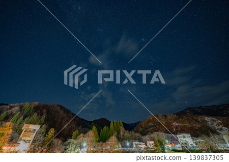 Okutadami: A village nestled in the mountains under the winter night sky (Niigata Prefecture) Okutadami: A village nestled in the mountains under the winter night sky (Niigata Prefecture) 139837305