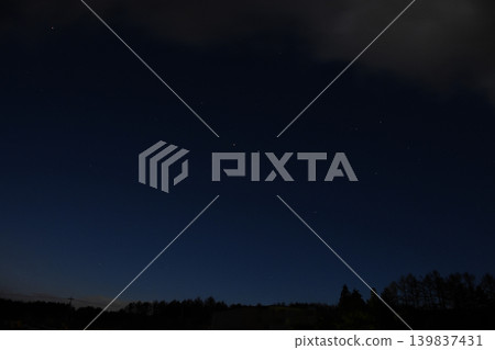 Spica in the constellation Virgo shines brightly in the bright night sky under the full moon, Mars is visible, and thin mountain clouds drift overhead. 139837431