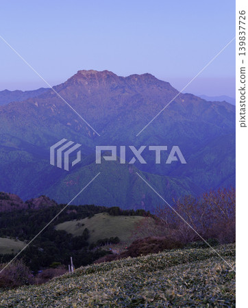 A gradient of colors in the morning light. The beautiful magic hour before sunrise and the silhouette of the mountains. A gradient of colors in the morning light. The beautiful magic hour before sunrise and the silhouette of the mountains. 139837726