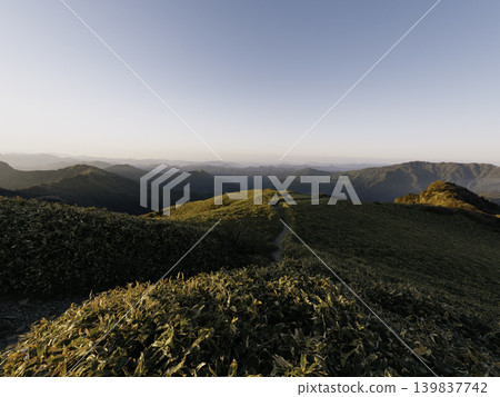 黎明時分的石槌山脈景色:竹林草甸與晨曦交相輝映 黎明時分的石槌山脈景色:竹林草甸與晨曦交相輝映 139837742