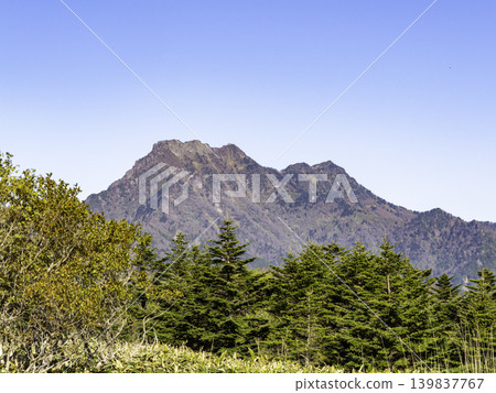 石槌山沐浴在晨曦之中。壯麗的霞光和四國山脈的秀麗景色盡收眼底。 石槌山沐浴在晨曦之中。壯麗的霞光和四國山脈的秀麗景色盡收眼底。 139837767