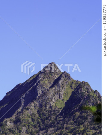 石鞅山最高峰天狗岳：崎嶇的山地景觀點綴著新鮮的綠色植物和曙杜鵑花。 139837773