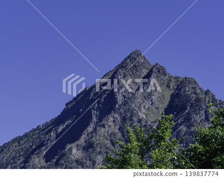 石鞅山最高峰天狗岳:崎嶇的山地景觀點綴著新鮮的綠色植物和曙杜鵑花。 石鞅山最高峰天狗岳:崎嶇的山地景觀點綴著新鮮的綠色植物和曙杜鵑花。 139837774