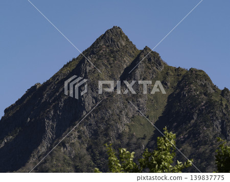 石鞅山最高峰天狗岳：崎嶇的山地景觀點綴著新鮮的綠色植物和曙杜鵑花。 139837775