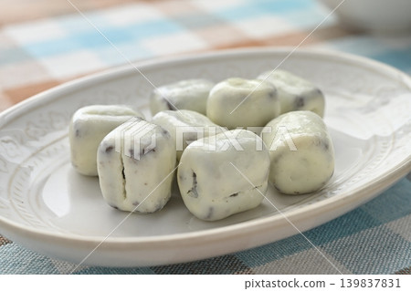 One bite of Lumonde One bite of Lumonde 139837831