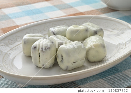 One bite of Lumonde One bite of Lumonde 139837832