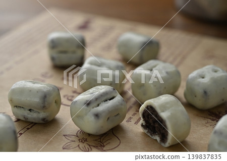 One bite of Lumonde One bite of Lumonde 139837835