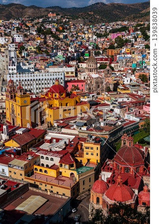 Streetscape and colorful houses of Guanajuato, Mexico 139838039