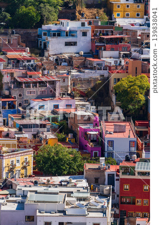 Streetscape and colorful houses of Guanajuato, Mexico 139838041