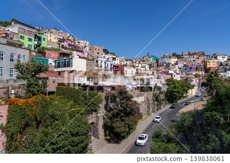 Streetscape and colorful houses of Guanajuato, Mexico 139838061