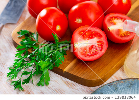 Fresh organic tomatoes on wooden kitchen table 139838064