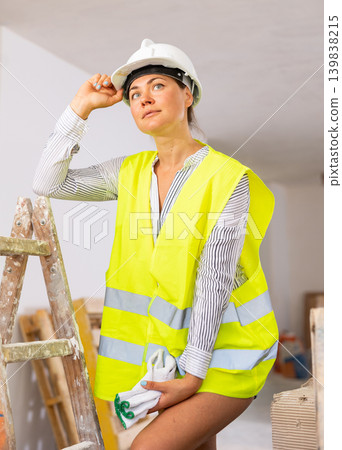 Portrait of young woman builder Portrait of young woman builder 139838215