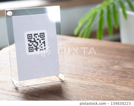 一張照片展示了二維碼支付和手機下單(二維碼為原始範例)。 一張照片展示了二維碼支付和手機下單(二維碼為原始範例)。 139838223