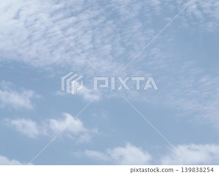 五月的一個晴天,稻毛濱海灘呈現出美麗的藍天。 五月的一個晴天,稻毛濱海灘呈現出美麗的藍天。 139838254