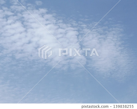 五月的一個晴天,稻毛濱海灘呈現出美麗的藍天。 五月的一個晴天,稻毛濱海灘呈現出美麗的藍天。 139838255
