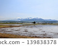 北海道春季鄉村景色和白雪皚皚的山峰 139838378