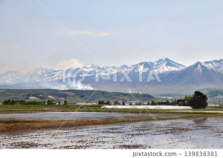 北海道春季山巒與計畫性燃燒產生的煙霧 北海道春季山巒與計畫性燃燒產生的煙霧 139838381